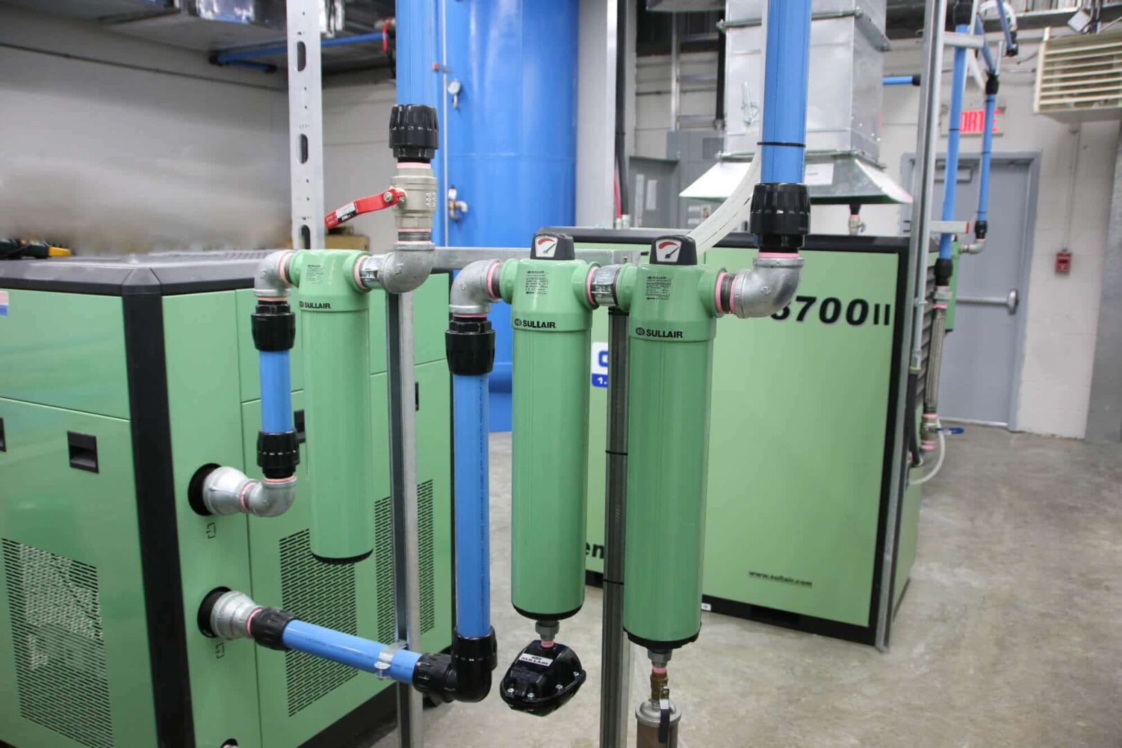 Filters Sullair in a compressor room